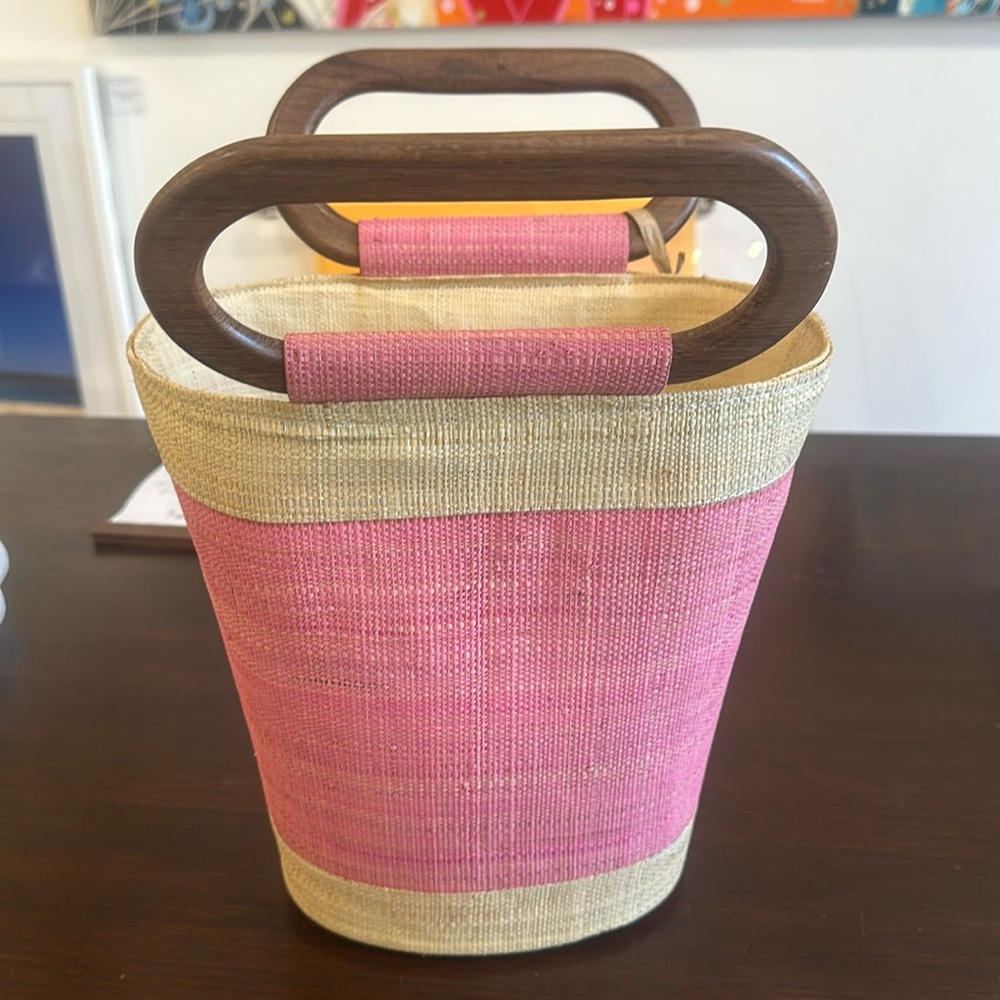 Raffia purse with wooden handles